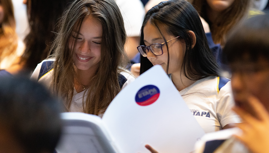 Alunos do ensino médio com uniforme do Colégio Etapa estudando