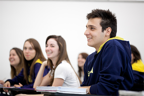 Alunos do ensino médio com uniforme do Colégio Etapa estudando