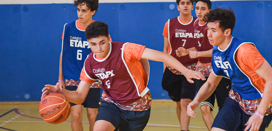 Alunos do ensino médio com uniforme do Colégio Etapa jogando bola