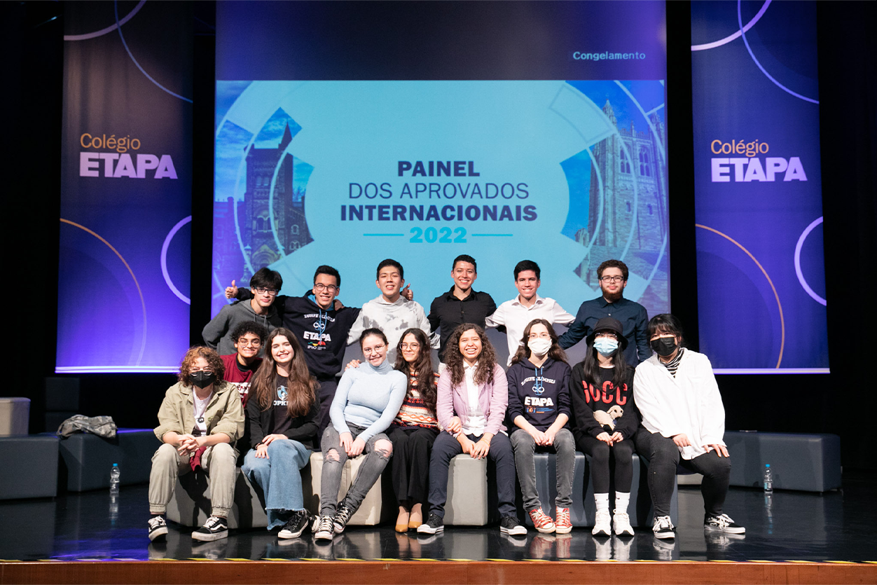 Painel dos aprovados internacionais com os alunos na frente