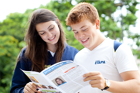 Alunos do ensino médio com uniforme do Colégio Etapa lendo o jornal do colégio