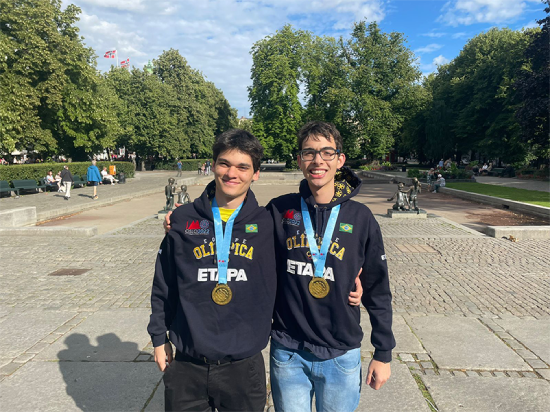 Alunos do Colégio Etapa com medalhas de olimpíadas educacionais